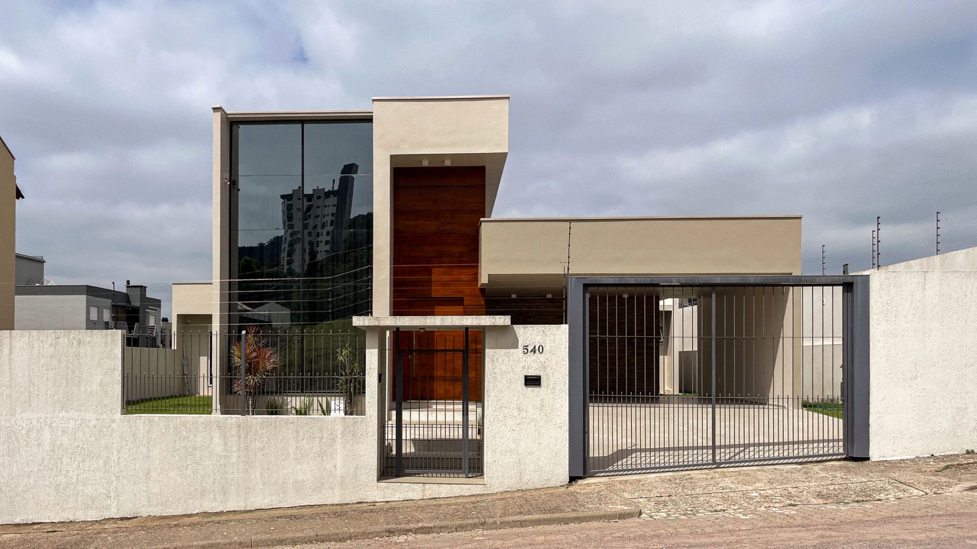 Casa no Santo Inácio com 4 dormitórios, 3 Suítes e Piscina