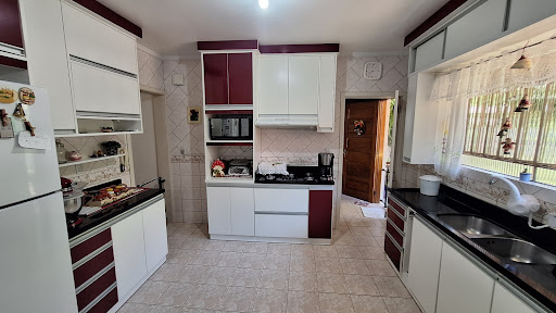 Casa na Avenida com 3 dormitórios e amplo pátio com Piscina - Foto 11