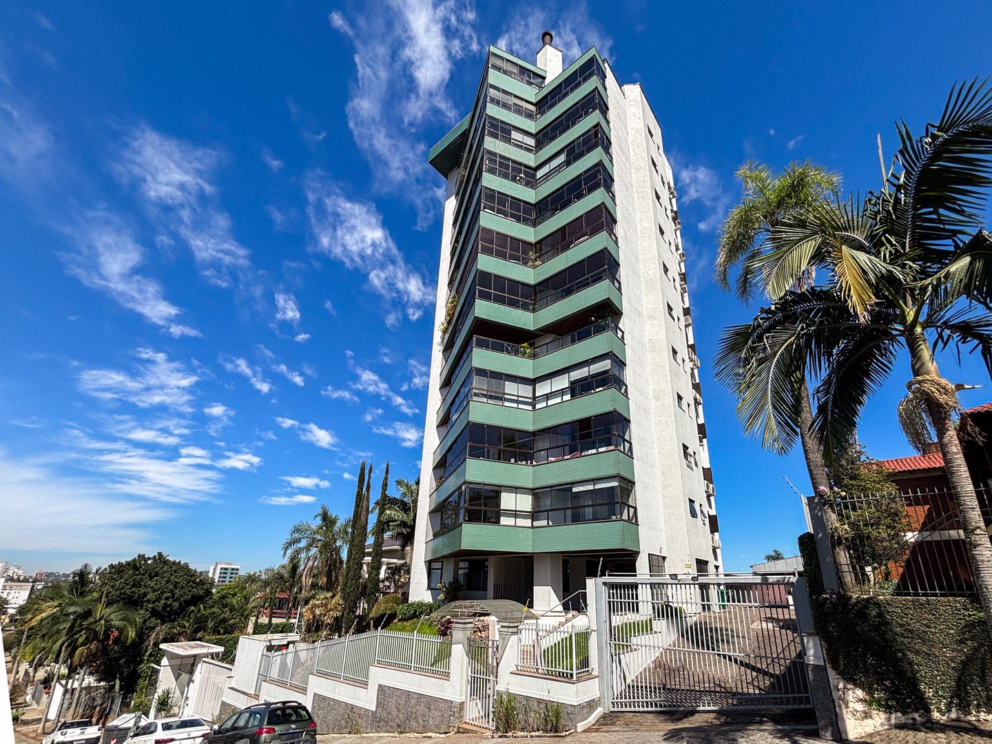 Apartamento 1 por andar com  3 suítes no Santo Inácio