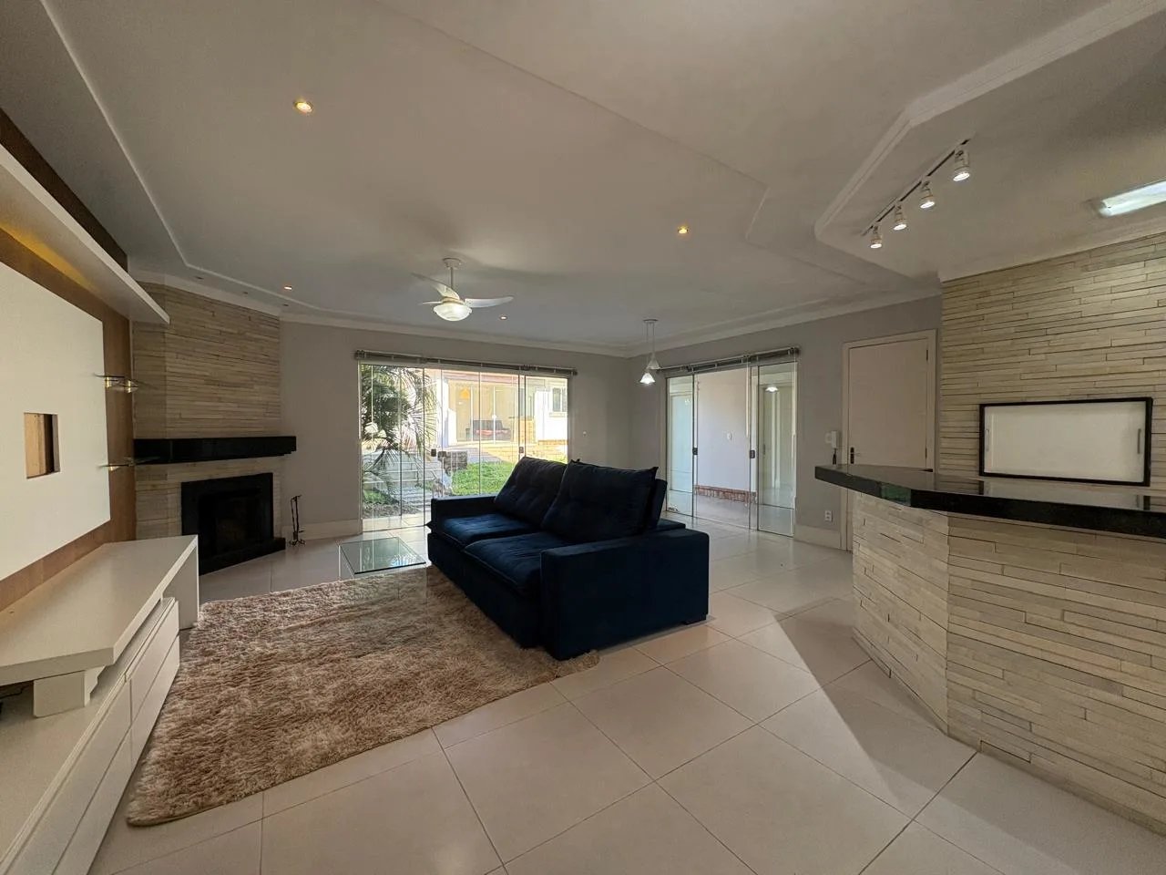 Casa Térrea de 03 Dormitórios C/ 01 Suíte, com Salão de Festas e Piscina  - Foto 3