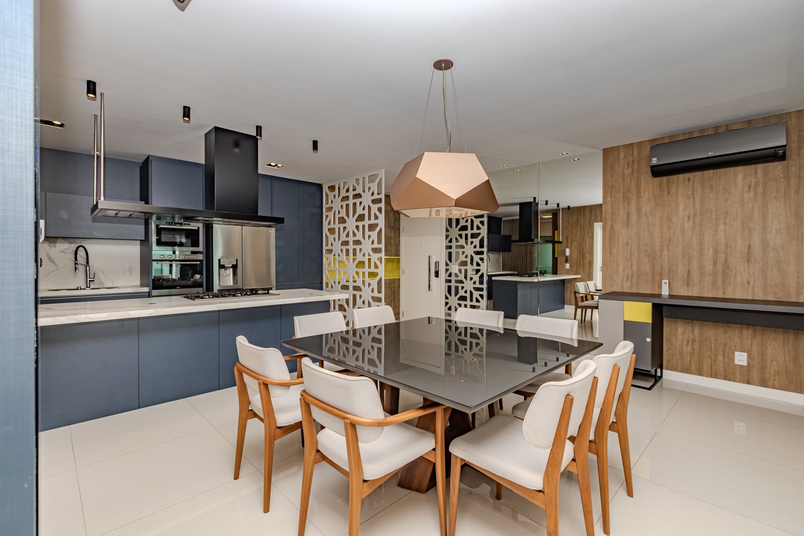 Apartamento Mobiliado no Edifício Solares da Brava à venda na Praia Brava