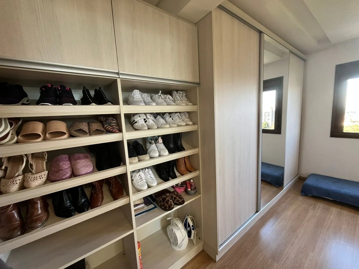 Apartamento semimobiliado no Centro com 2 dormitórios, sendo 1 suíte com ótima vista para o pôr do sol. - Foto 16