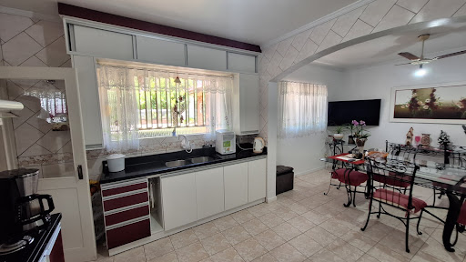 Casa na Avenida com 3 dormitórios e amplo pátio com Piscina - Foto 10
