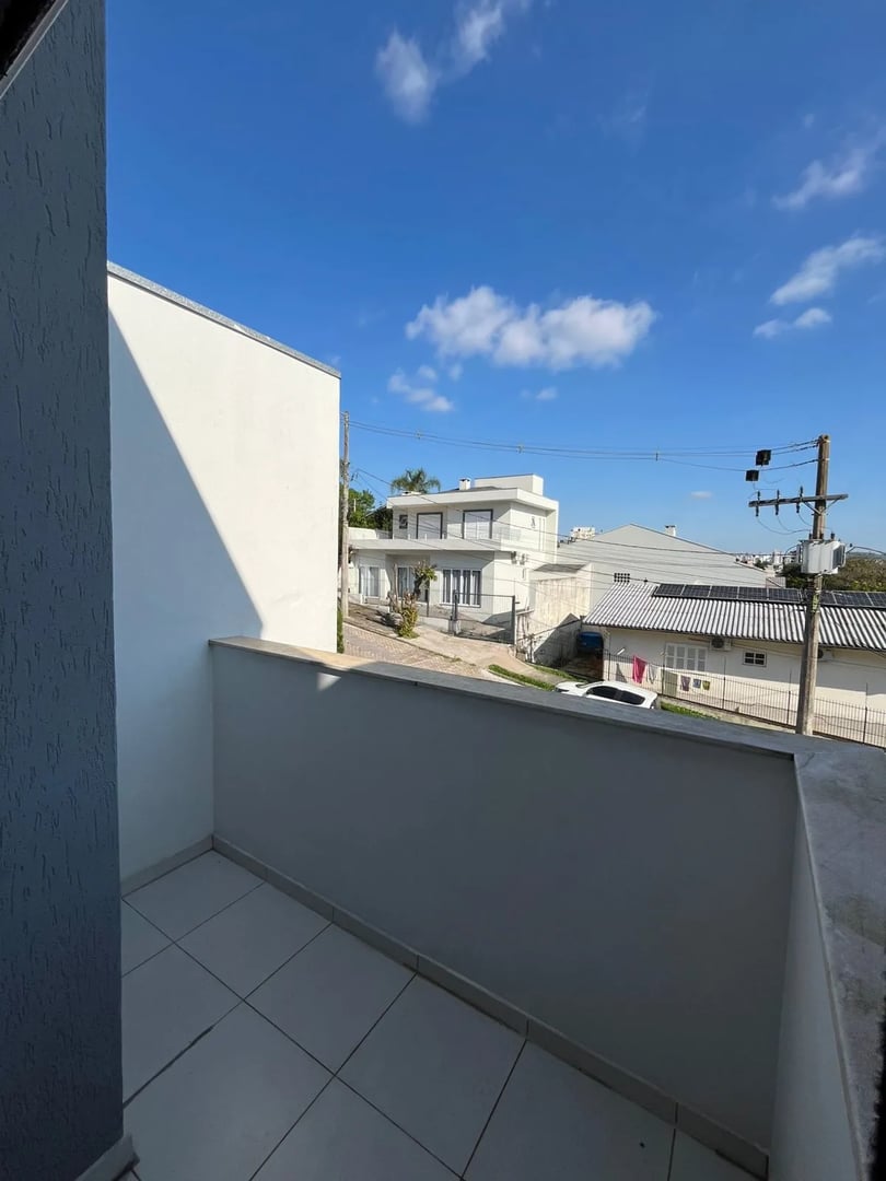 Duplex com excelente localização , 2 dormitórios com sacada - Foto 4