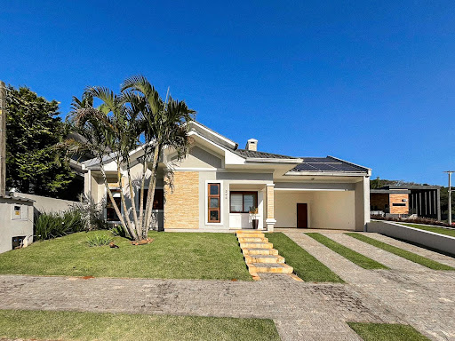 Casa de Condomínio com piscina e quiosque