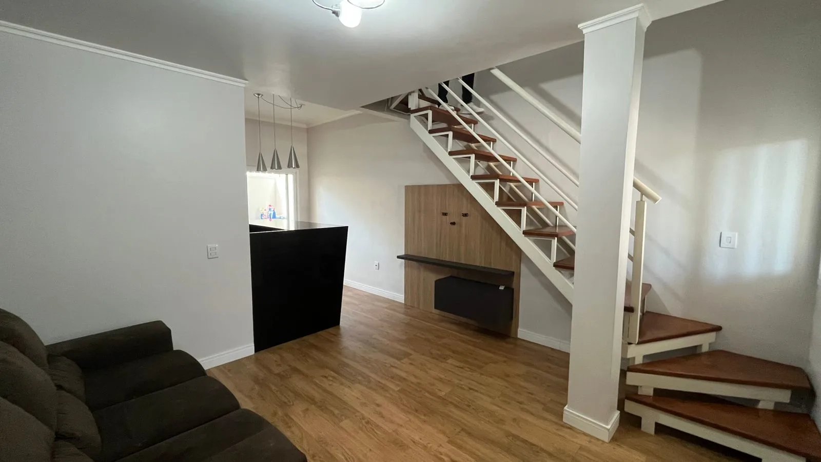 Duplex com excelente localização , 2 dormitórios com sacada - Foto 12