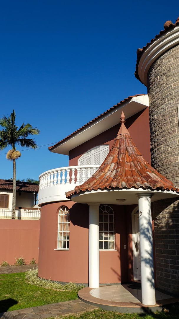 Casa no Universitário com 4 dormitórios e amplo pátio
