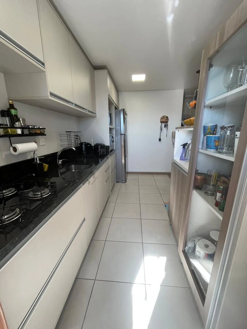 Apartamento semimobiliado no Centro com 2 dormitórios, sendo 1 suíte com ótima vista para o pôr do sol. - Foto 14