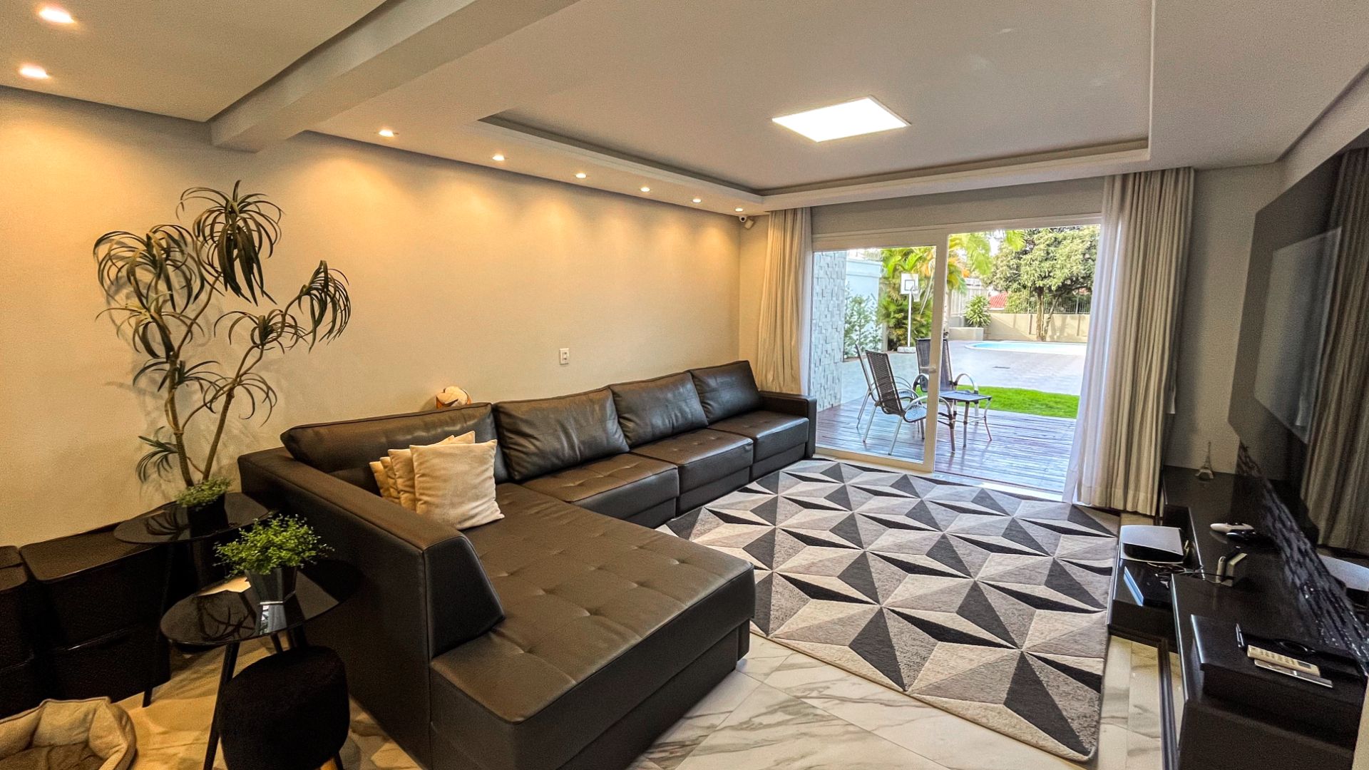 Casa no Goiás com amplo pátio com piscina e 4 dormitórios - Foto 4