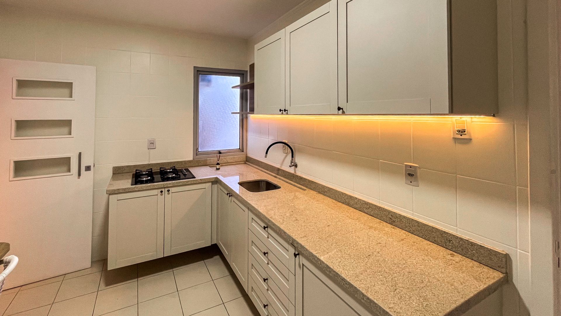 Apartamento Mobiliado no centro com 2 Dormitórios - Foto 5