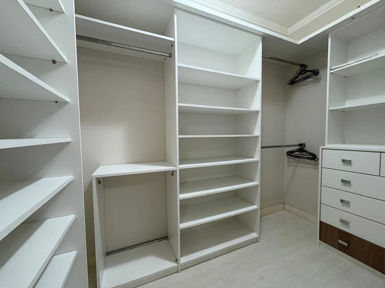 Casa Térrea de 03 Dormitórios C/ 01 Suíte, com Salão de Festas e Piscina  - Foto 11