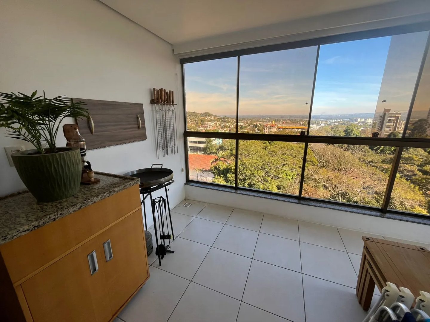 Apartamento semimobiliado no Centro com 2 dormitórios, sendo 1 suíte com ótima vista para o pôr do sol. - Foto 15