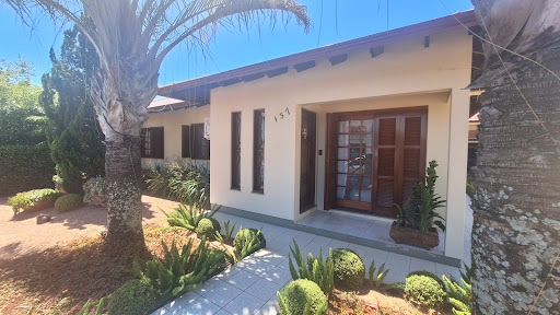 Casa na Avenida com 3 dormitórios e amplo pátio com Piscina - Foto 5