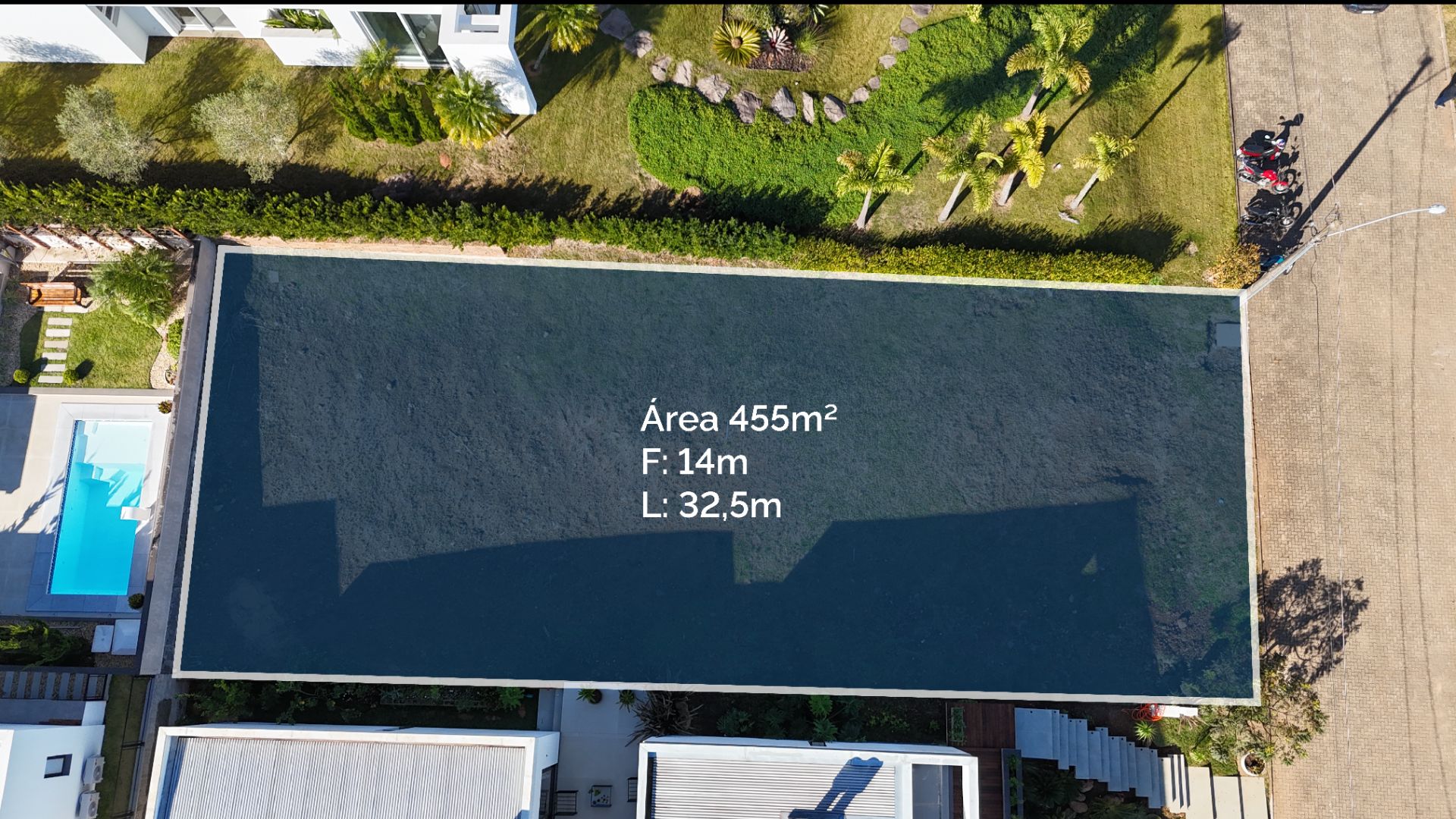 Terreno no Condomínio Serra Azul com 455 m²