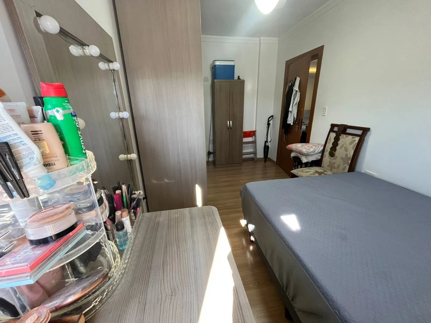 Apartamento semimobiliado no Centro com 2 dormitórios, sendo 1 suíte com ótima vista para o pôr do sol. - Foto 9