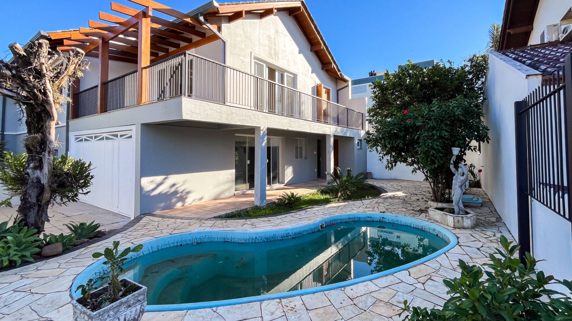 Casa no Goiás com 4 dormitórios, 2 suítes e piscina