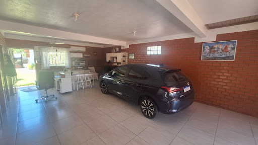 Casa na Avenida com 3 dormitórios e amplo pátio com Piscina - Foto 20