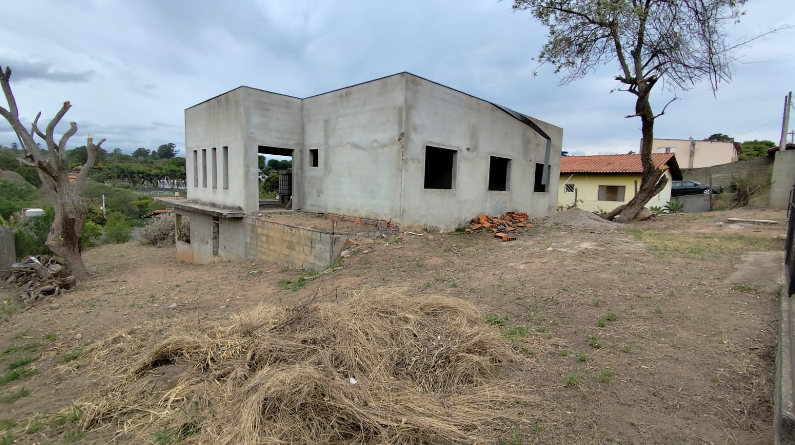 Chácara com 3 Suítes - Obra a Finalizar - Mairinque R$ 320mil
