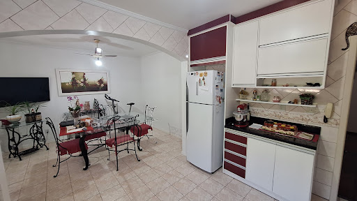 Casa na Avenida com 3 dormitórios e amplo pátio com Piscina - Foto 9