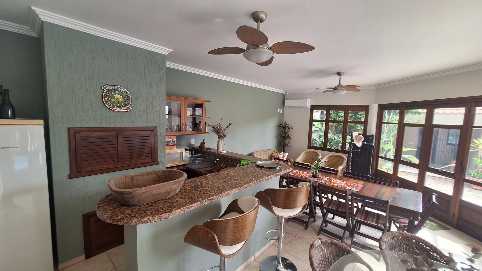 Linda casa de 4 dormitórios 3 suítes, 2 banheiros, piscina com salão de festas - Foto 7