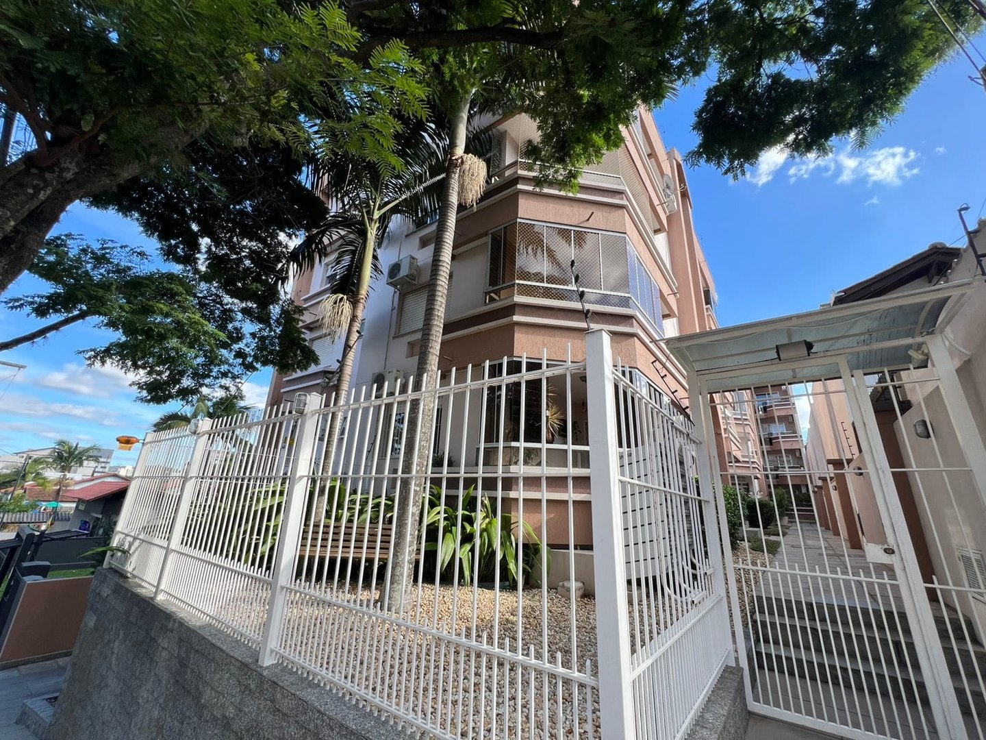 Apartamento com 2 quartos semimobiliado