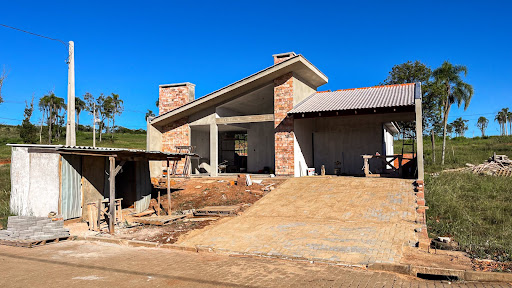 Casa no Jardim das Flores com 3 dormitórios,Suíte e Piscina.