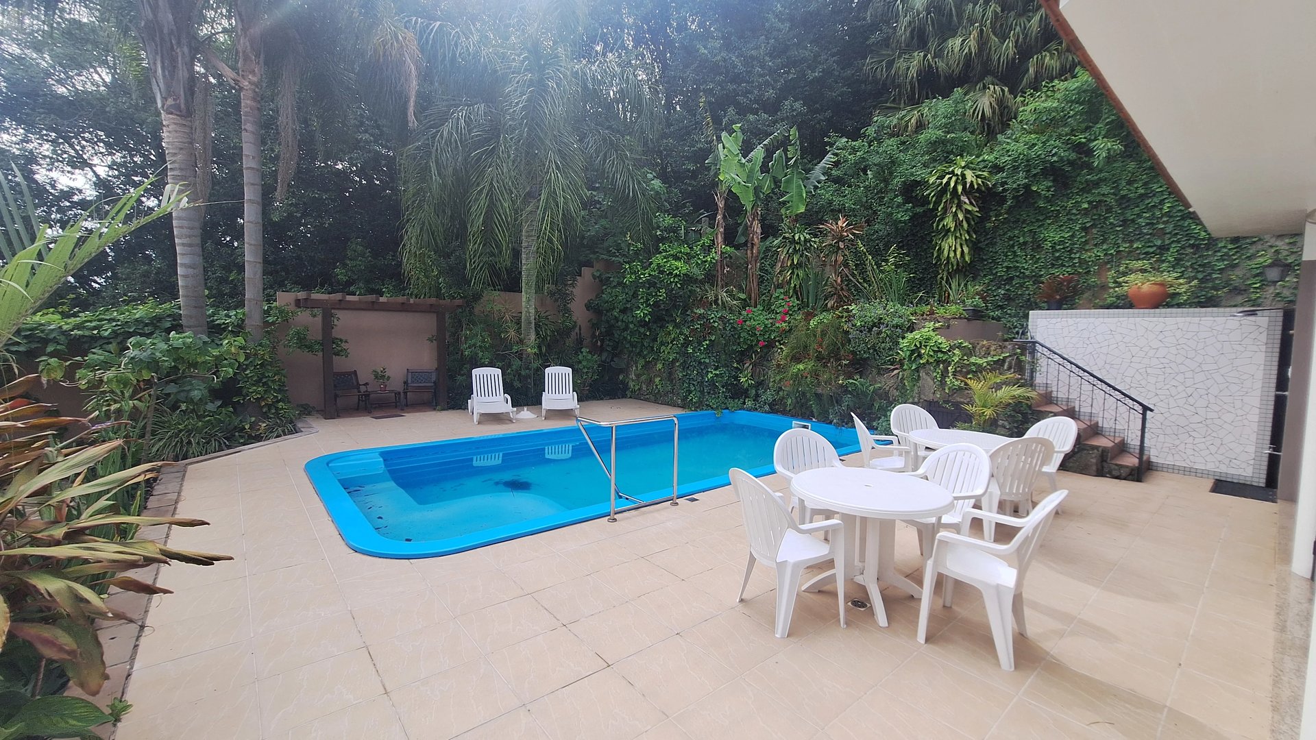 Linda casa de 4 dormitórios 3 suítes, 2 banheiros, piscina com salão de festas - Foto 5
