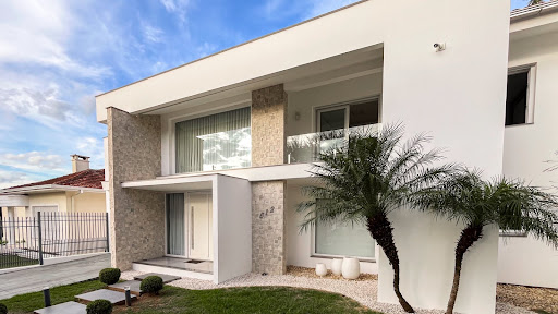 Casa no Goiás com amplo pátio com piscina e 4 dormitórios