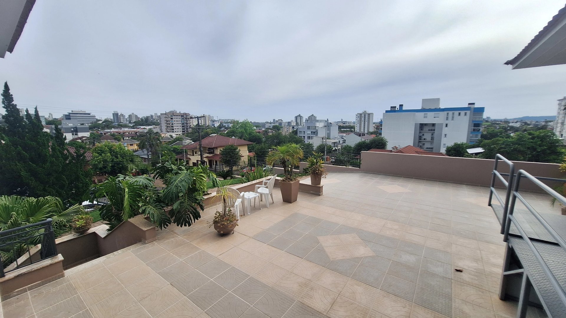 Linda casa de 4 dormitórios 3 suítes, 2 banheiros, piscina com salão de festas - Foto 11