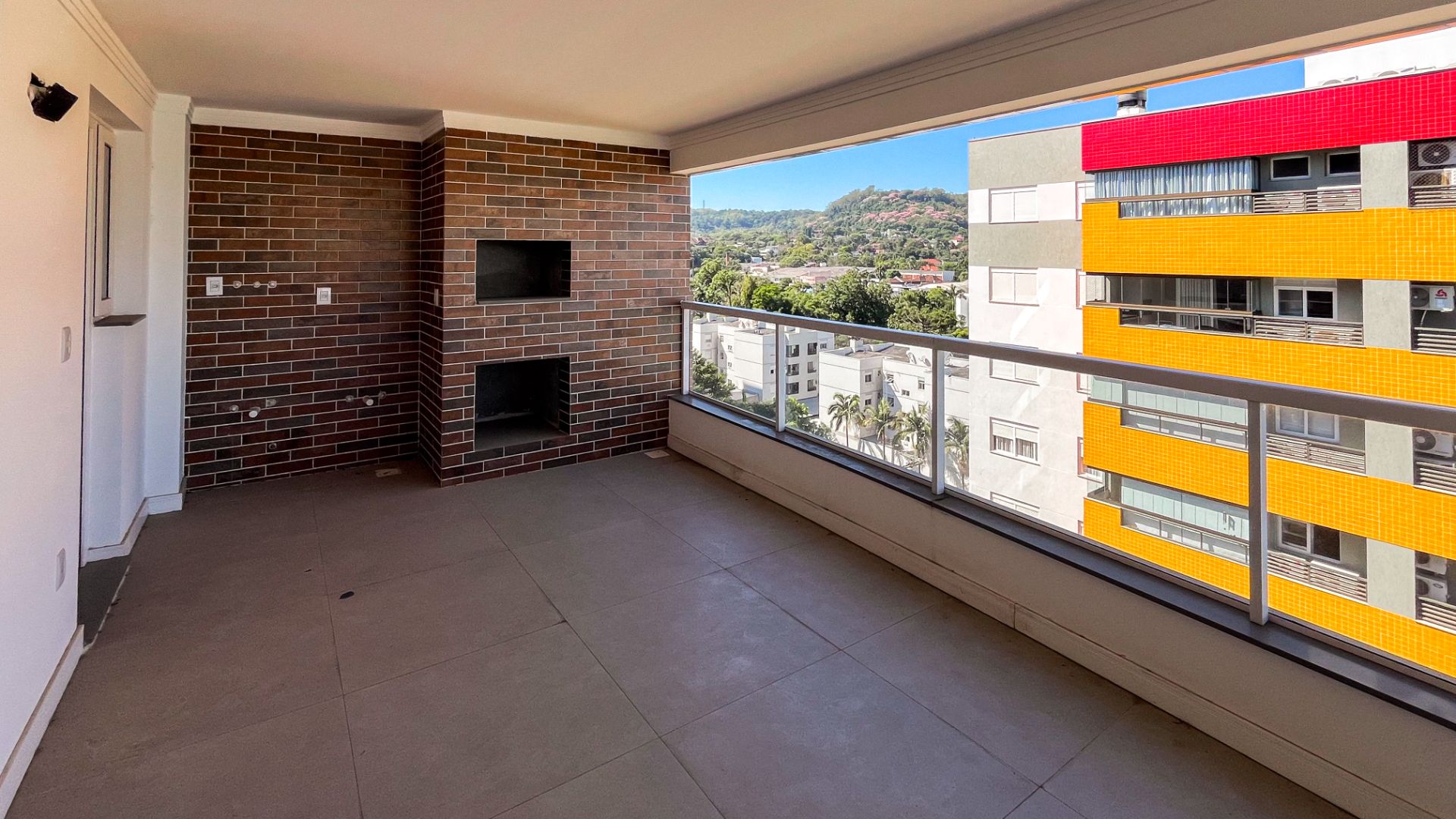 Apartamento Centro com 2 Dormitórios, suíte e Sacada Ampla.