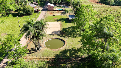 Chácara no Country com 2 dormitórios, suíte, piscina e sauna - Foto 4