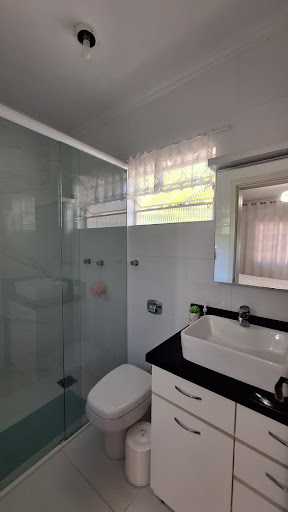 Casa na Avenida com 3 dormitórios e amplo pátio com Piscina - Foto 22