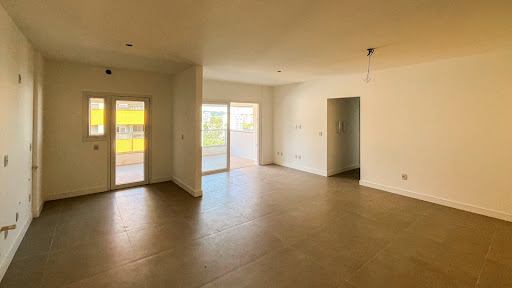 Apartamento Centro com 2 Dormitórios, suíte e Sacada Ampla. - Foto 4