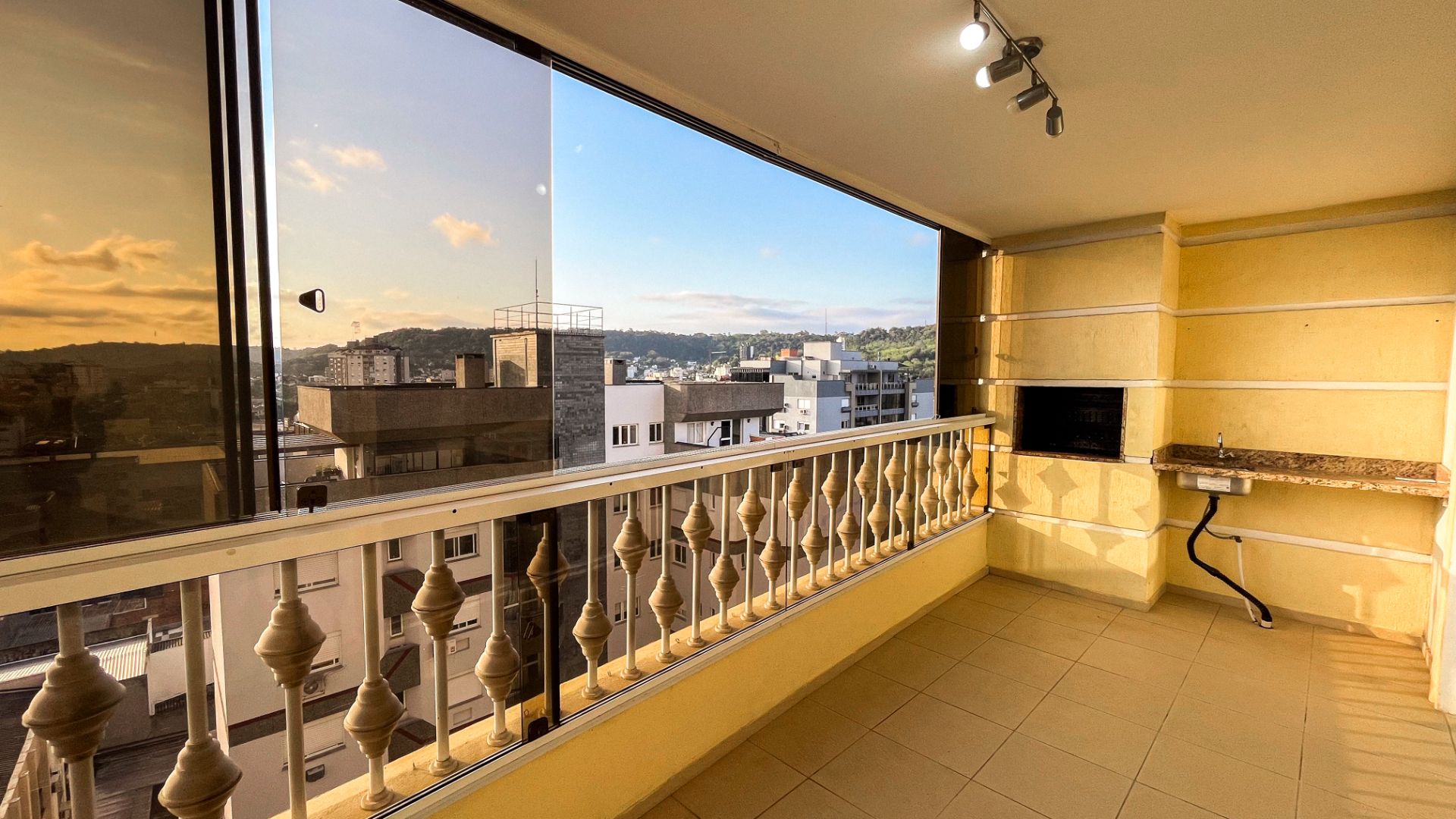 Apartamento no Residencial Athenas com 2 Dormitórios e Suíte
