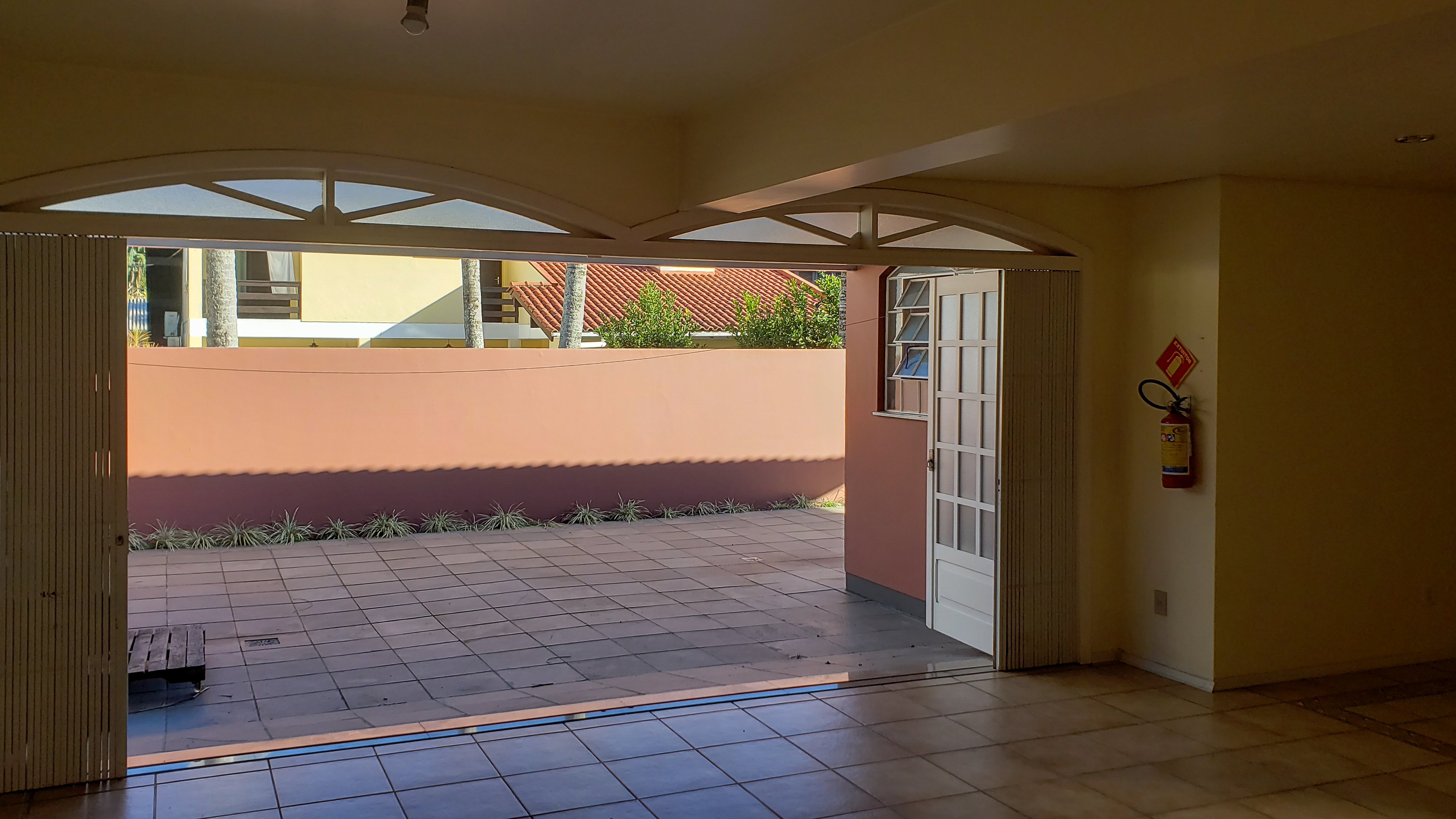 Casa no Universitário com 4 dormitórios e amplo pátio - Foto 16