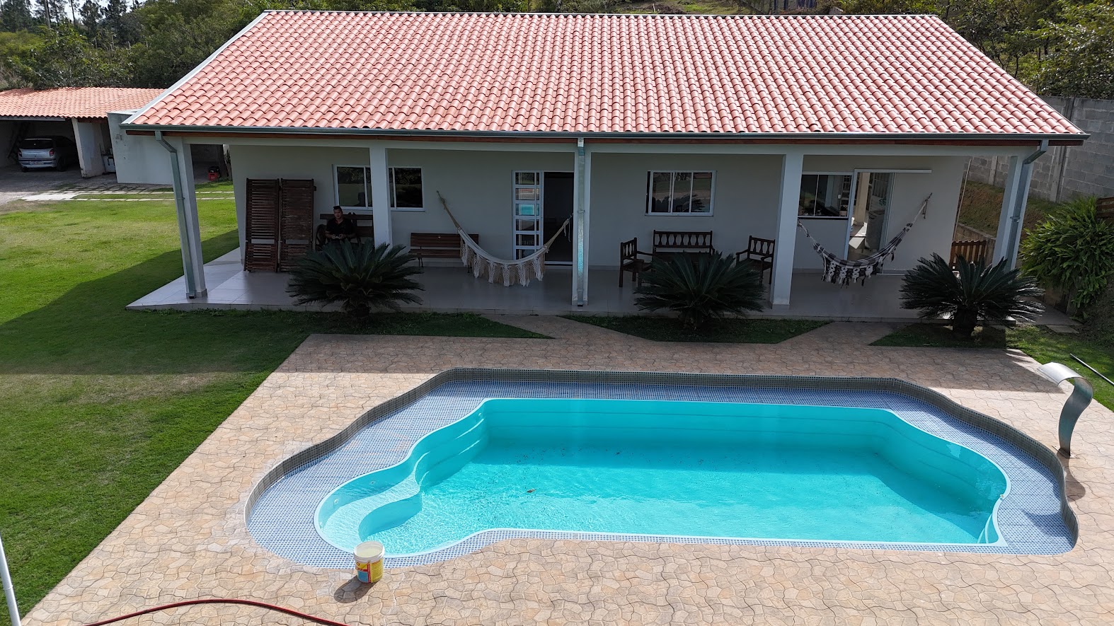 Casa nova e mobiliada em condomínio fechado – Alumínio R$1.6 mi
