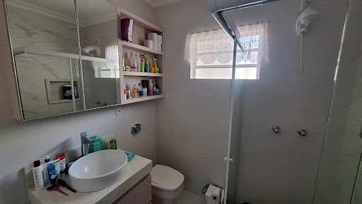 Casa na Avenida com 3 dormitórios e amplo pátio com Piscina - Foto 12