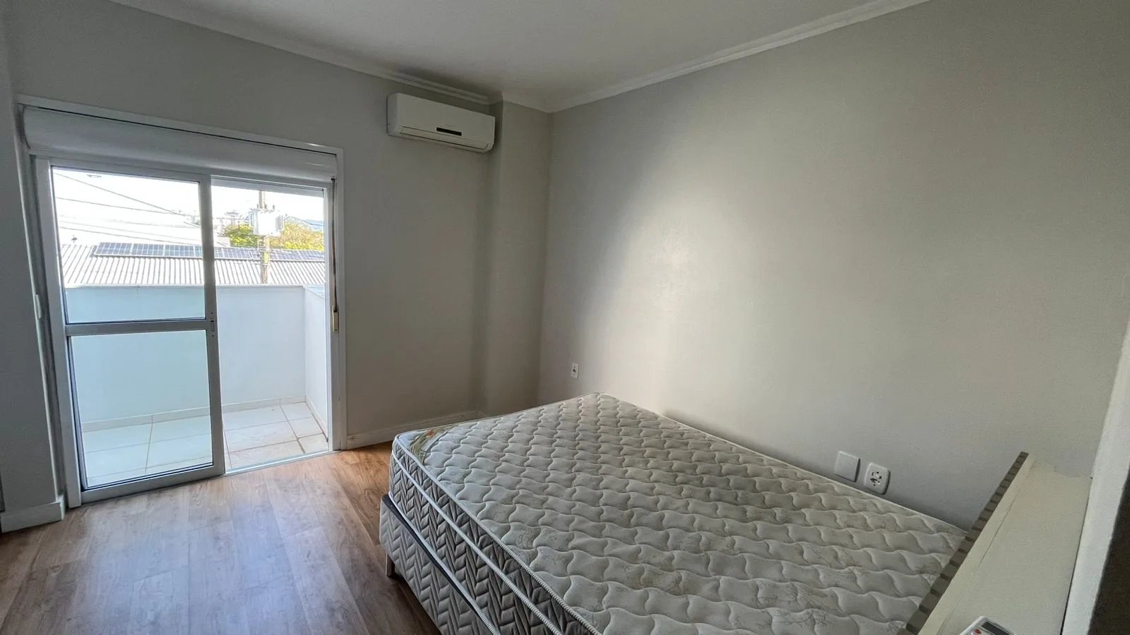 Duplex com excelente localização , 2 dormitórios com sacada - Foto 5