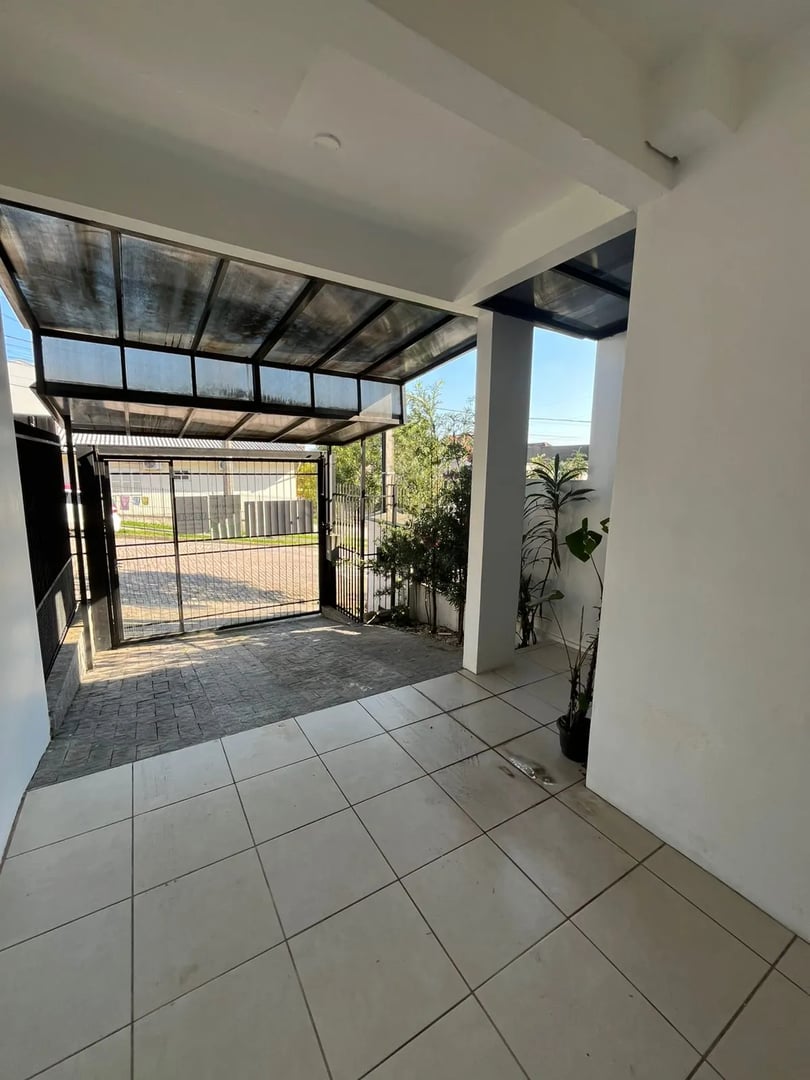 Duplex com excelente localização , 2 dormitórios com sacada - Foto 3