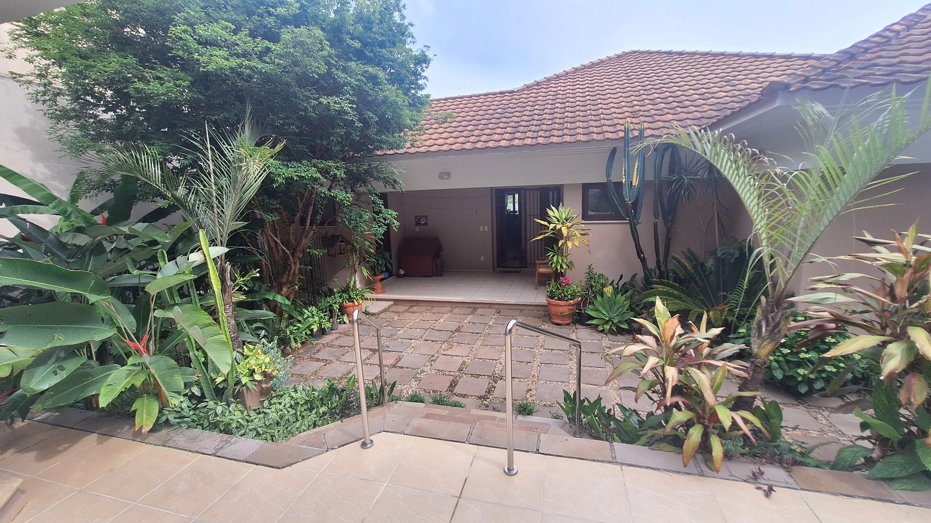 Linda casa de 4 dormitórios 3 suítes, 2 banheiros, piscina com salão de festas - Foto 6