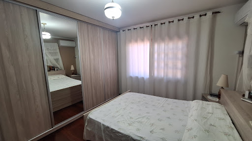 Casa na Avenida com 3 dormitórios e amplo pátio com Piscina - Foto 18