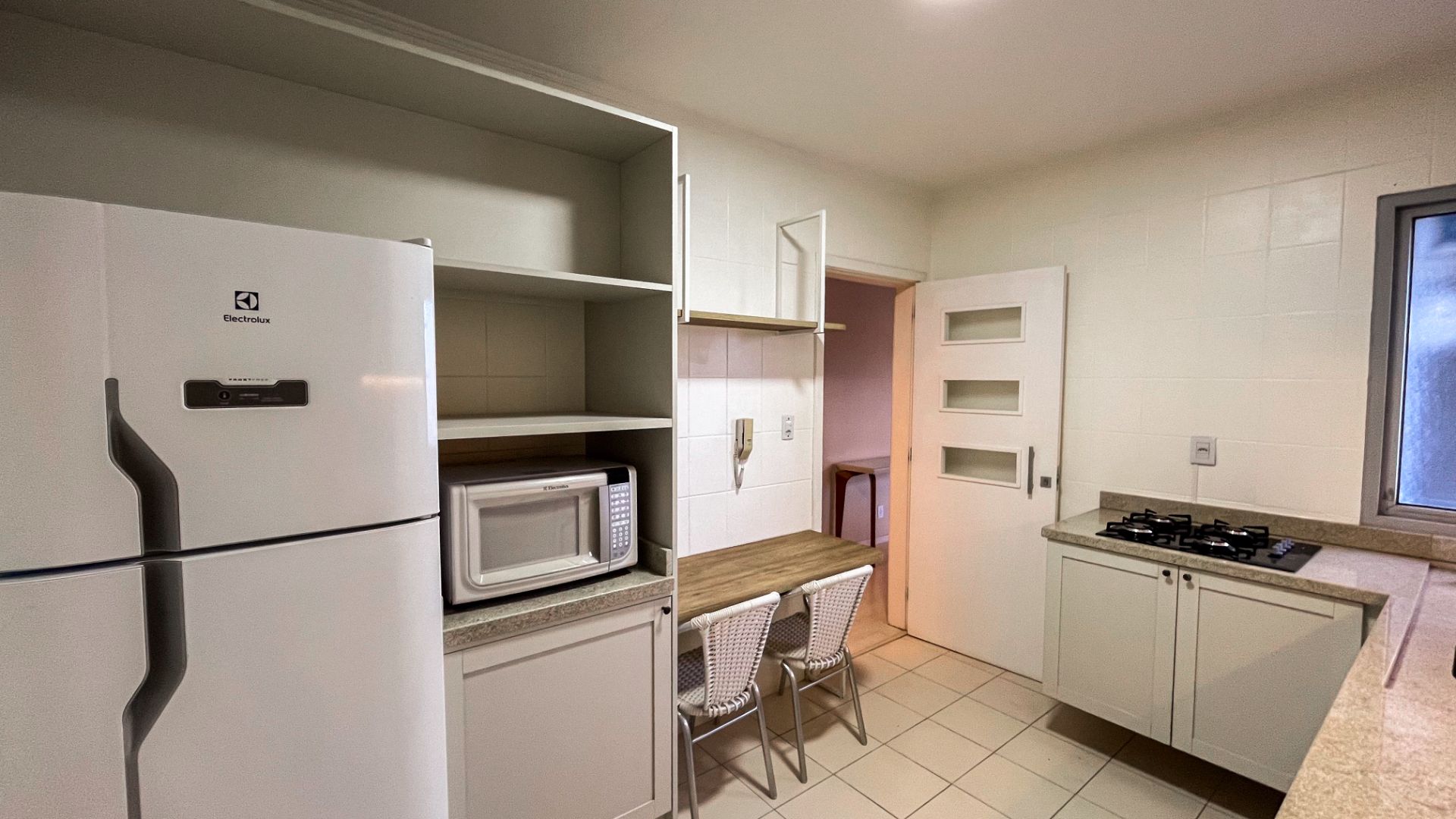 Apartamento Mobiliado no centro com 2 Dormitórios - Foto 3
