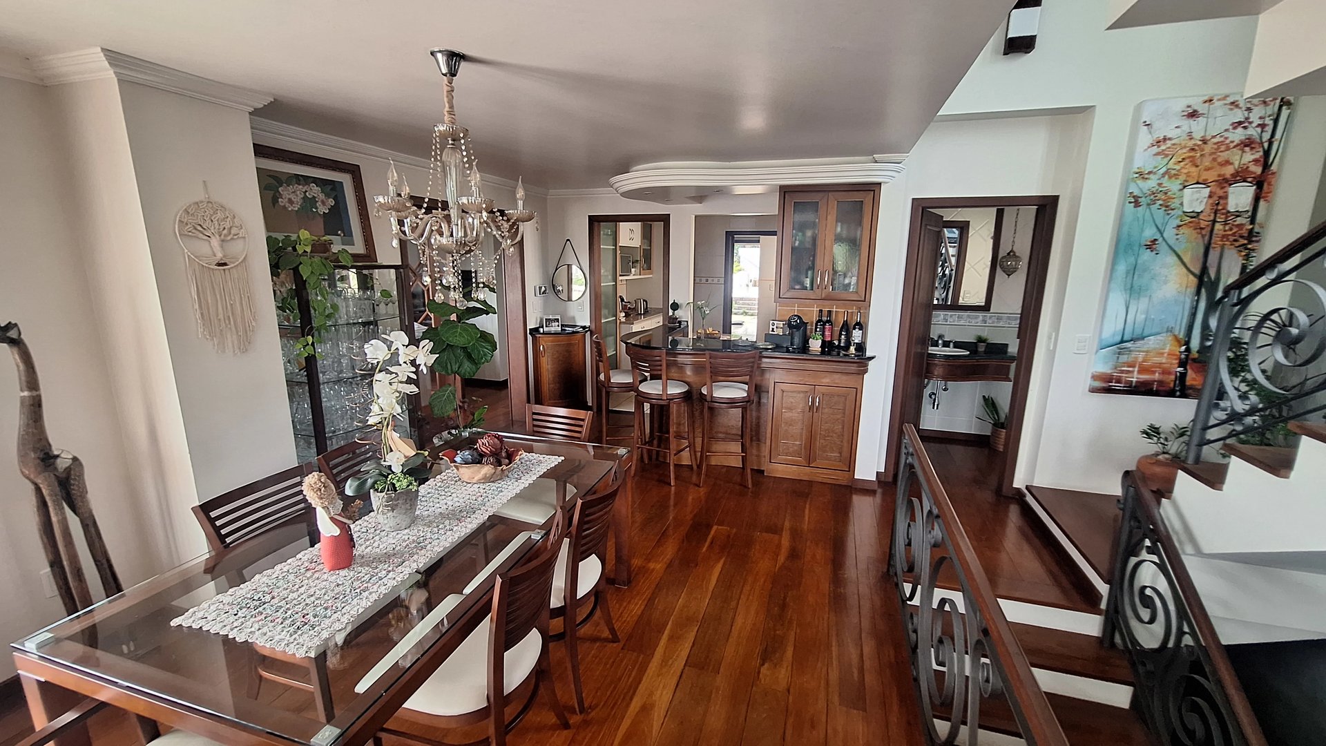 Linda casa de 4 dormitórios 3 suítes, 2 banheiros, piscina com salão de festas - Foto 3