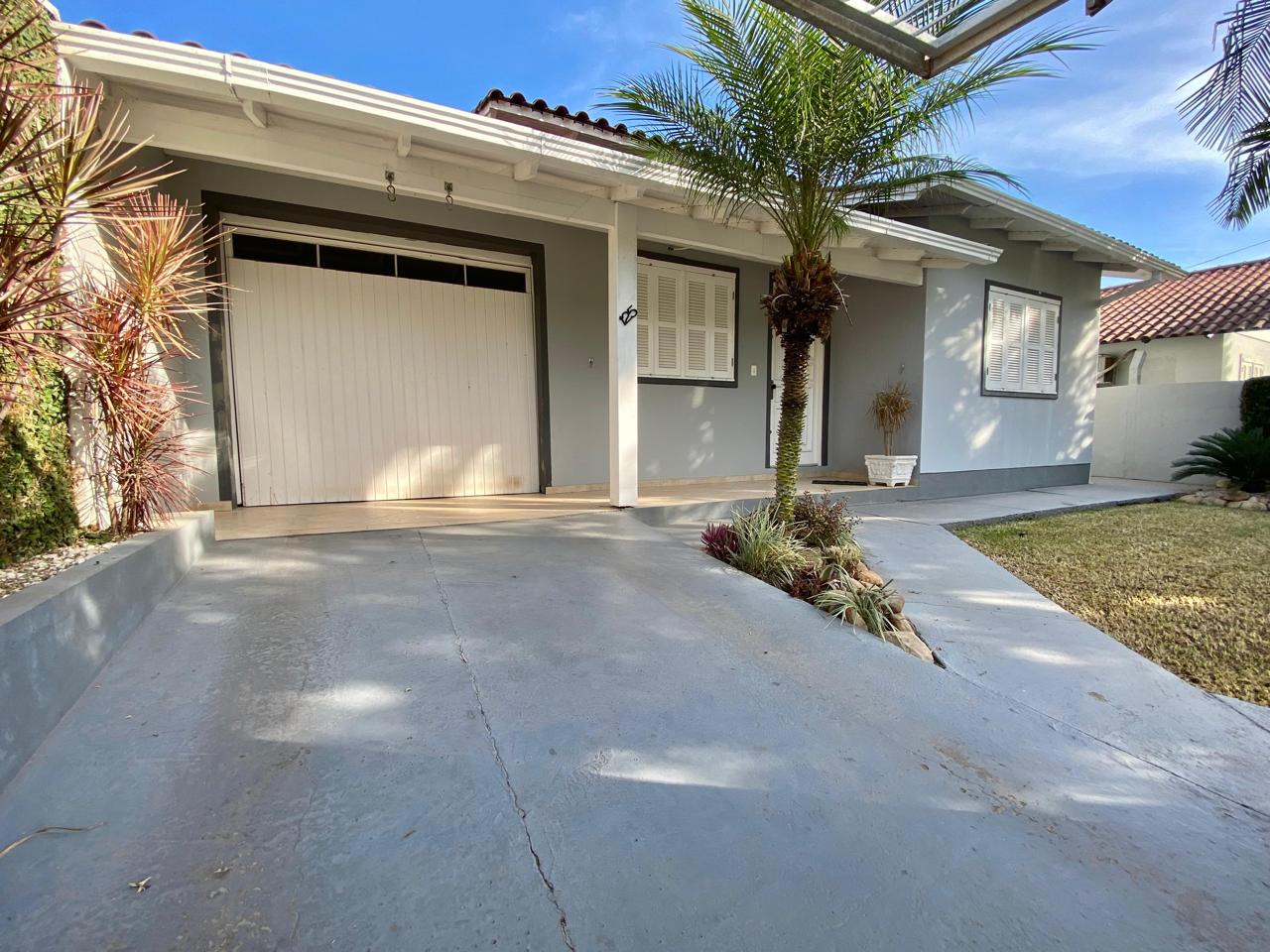 Casa semimobiliada com 3 dormitórios e suíte em Santa Cruz do Sul/RS