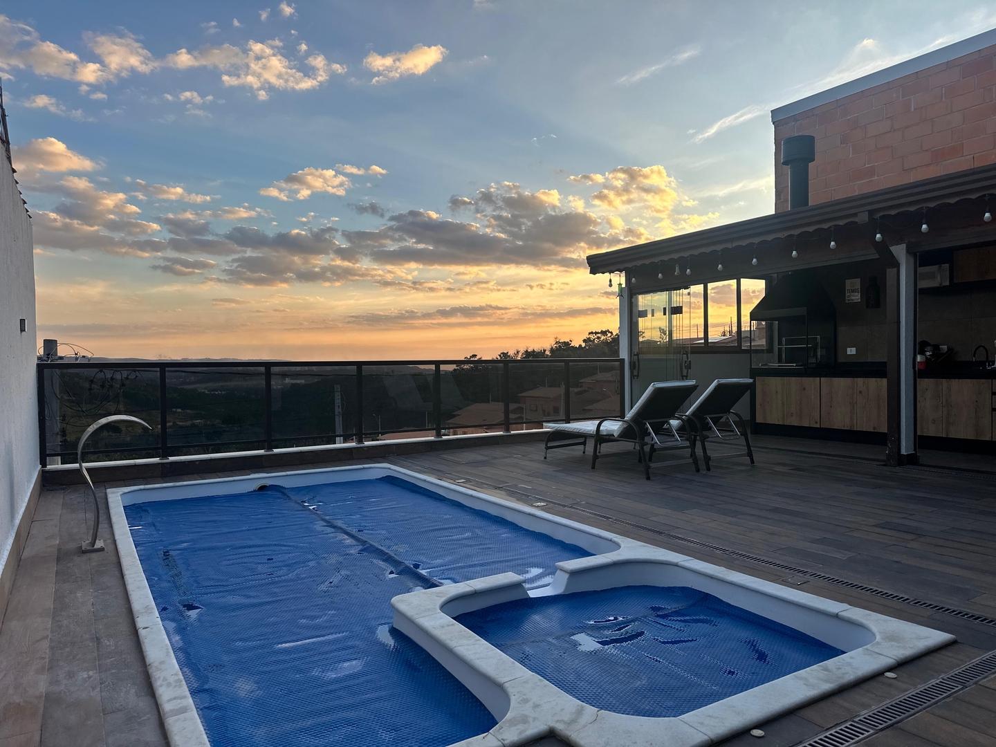 Casa mobiliada em condomínio com parque aquático - Mairinque