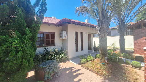 Casa na Avenida com 3 dormitórios e amplo pátio com Piscina - Foto 4