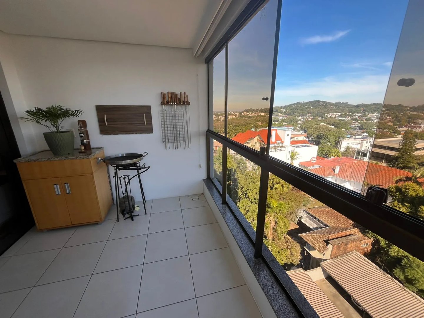 Apartamento semimobiliado no Centro com 2 dormitórios, sendo 1 suíte com ótima vista para o pôr do sol. - Foto 6