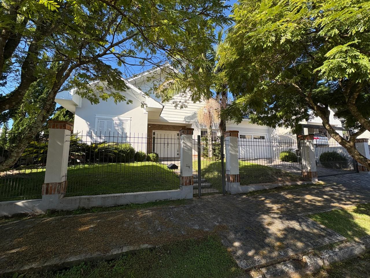 Casa Térrea de 03 Dormitórios C/ 01 Suíte, com Salão de Festas e Piscina 
