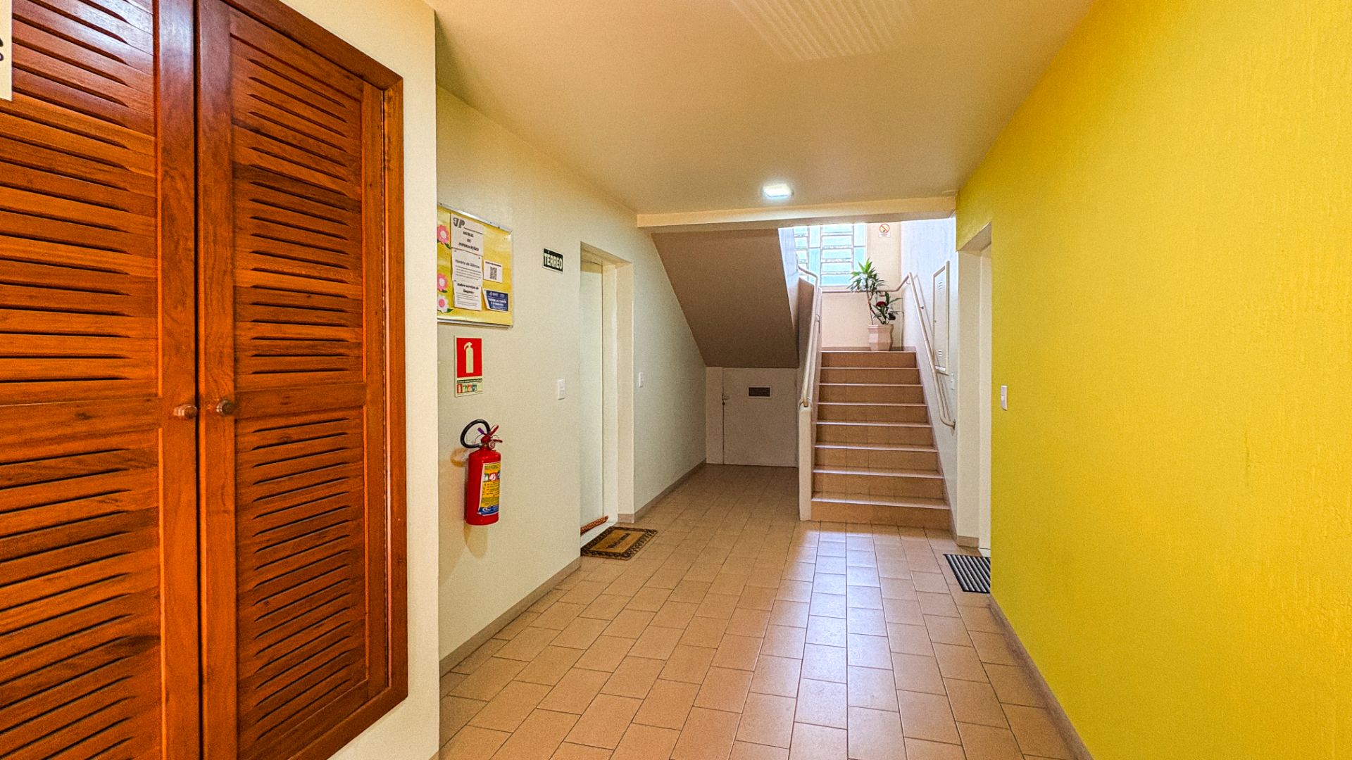 Apartamento no Centro com 2 dormitórios e 2 vagas de garagem - Foto 3