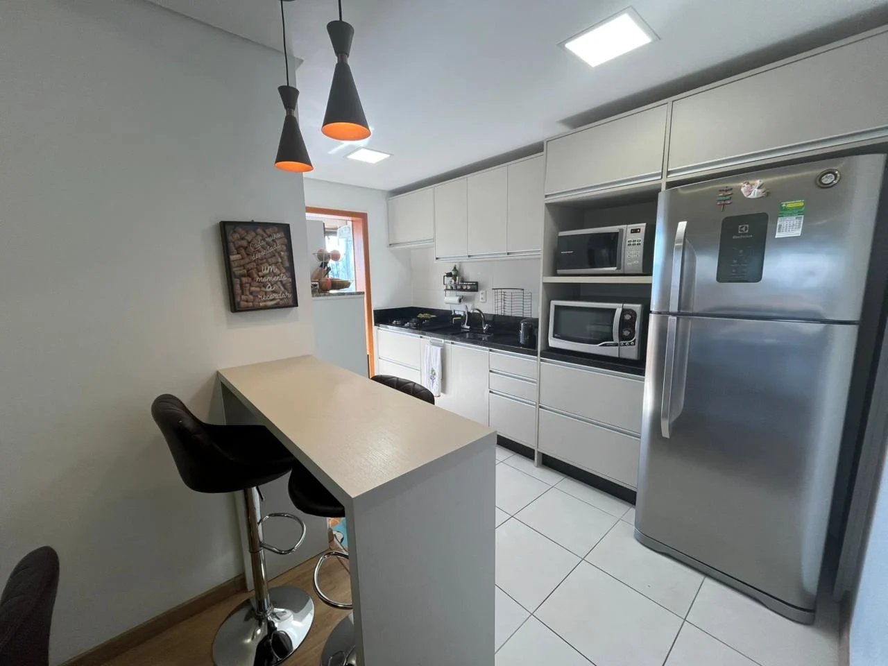 Apartamento semimobiliado no Centro com 2 dormitórios, sendo 1 suíte com ótima vista para o pôr do sol. - Foto 20